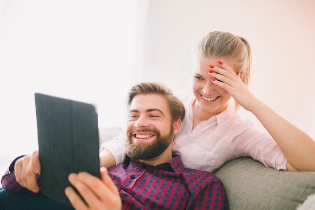 Pareja divirtiéndose con tableta