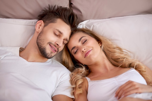 Pareja durmiendo en el dormitorio