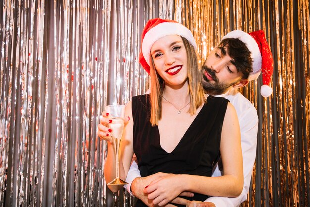 Foto gratuita pareja elegante en celebrando año nuevo