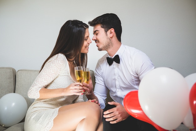 Pareja elegante con copas de champán