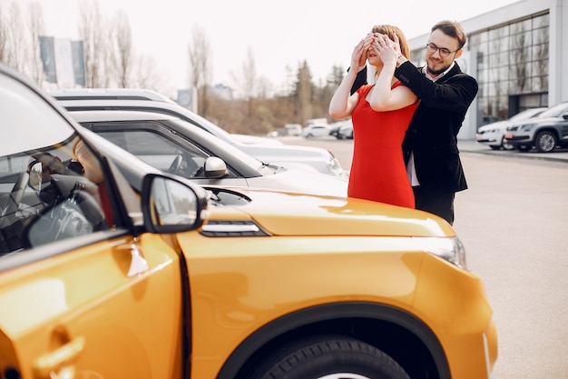 Pareja elegante y elegante en el salón del automóvil.