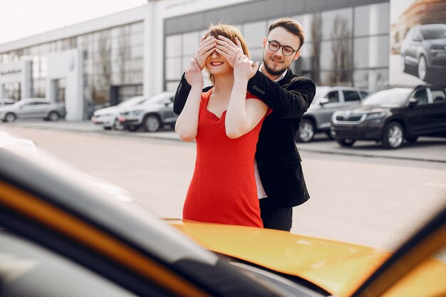 Pareja elegante y elegante en el salón del automóvil.