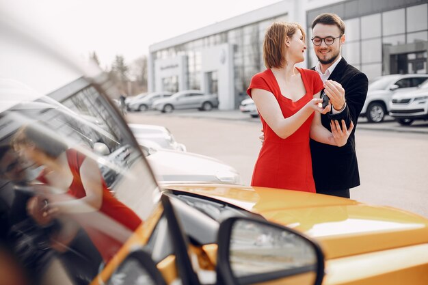 Pareja elegante y elegante en el salón del automóvil.