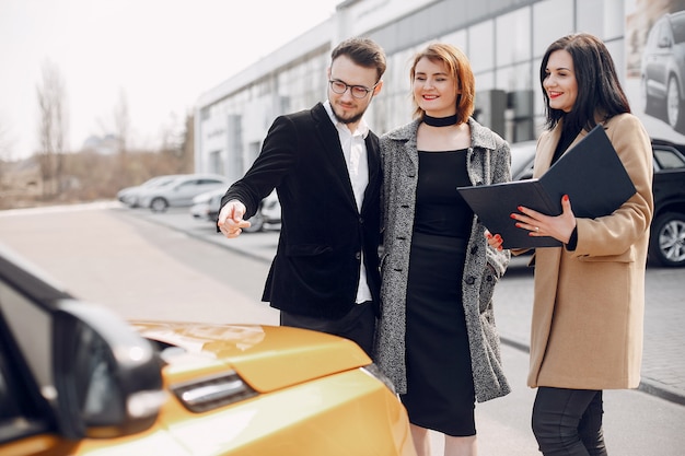 Pareja elegante y elegante en el salón del automóvil.