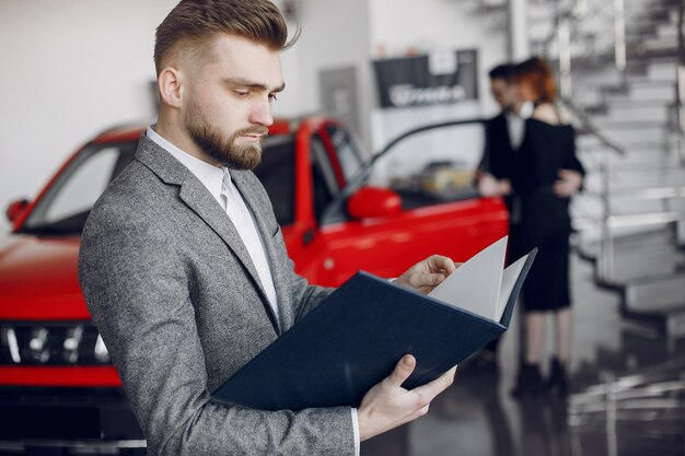 Pareja elegante y elegante en el salón del automóvil.