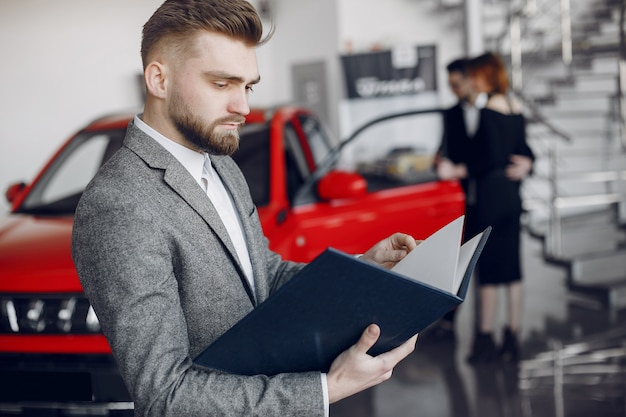 Pareja elegante y elegante en el salón del automóvil.