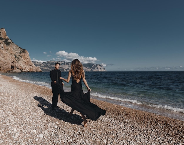 pareja elegante enamorada al aire libre en la playa