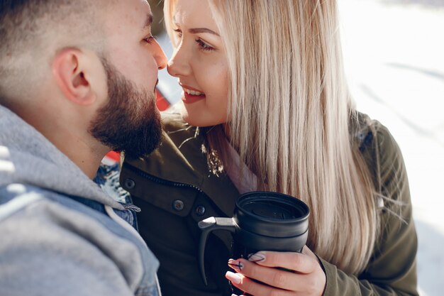 Pareja elegante en un parque de invierno