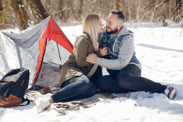 Pareja elegante en un parque de invierno