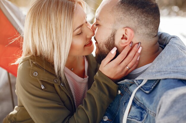 Pareja elegante en un parque de invierno