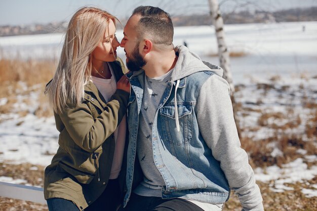 Pareja elegante en un parque de invierno