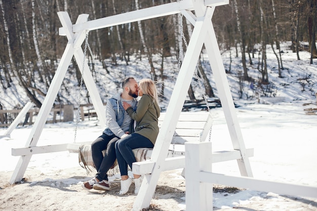 Foto gratuita pareja elegante en un parque de invierno