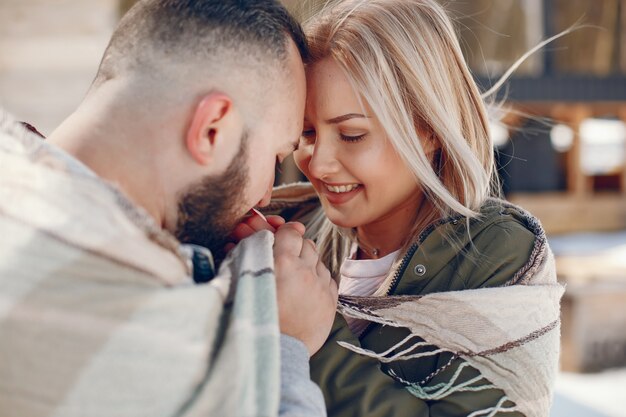 Pareja elegante en un parque de invierno