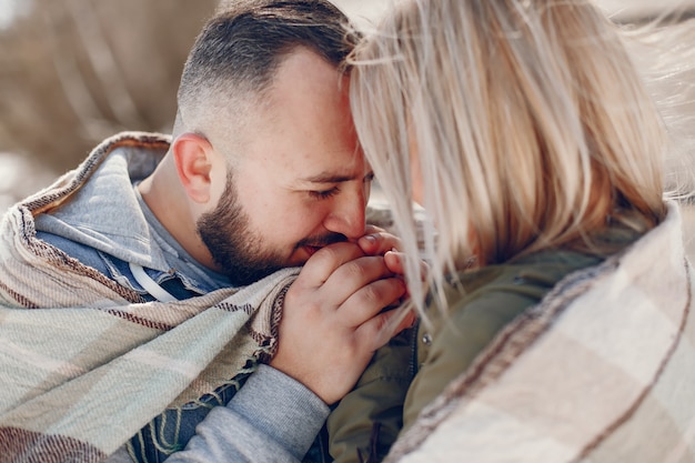 Foto gratuita pareja elegante en un parque de invierno