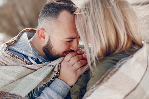 Pareja elegante en un parque de invierno