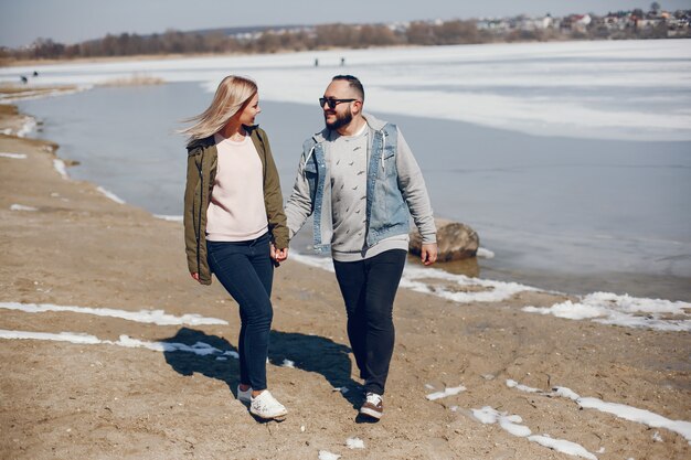 Pareja elegante en un parque de invierno