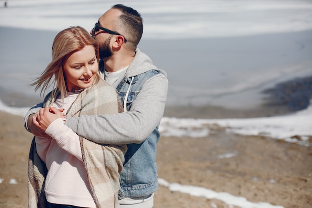 Pareja elegante en un parque de invierno