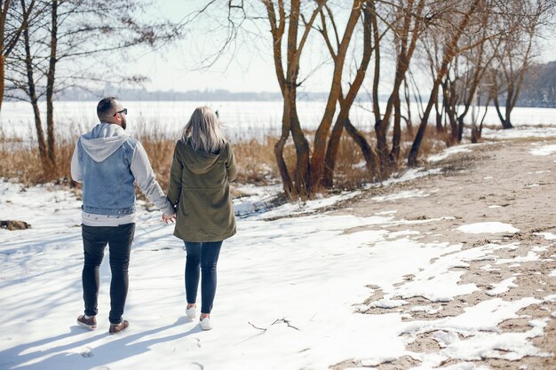 Pareja elegante en un parque de invierno