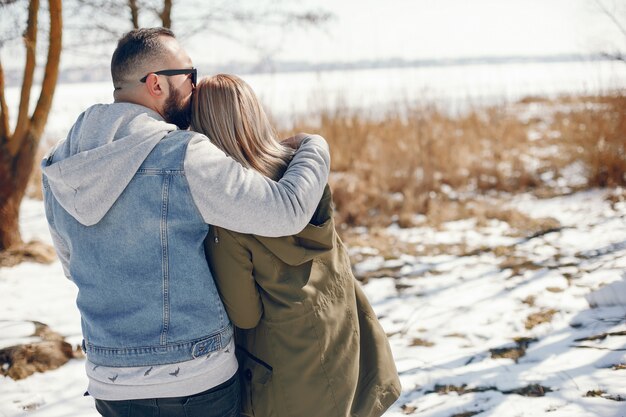 Pareja elegante en un parque de invierno