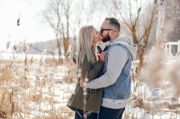 Pareja elegante en un parque de invierno