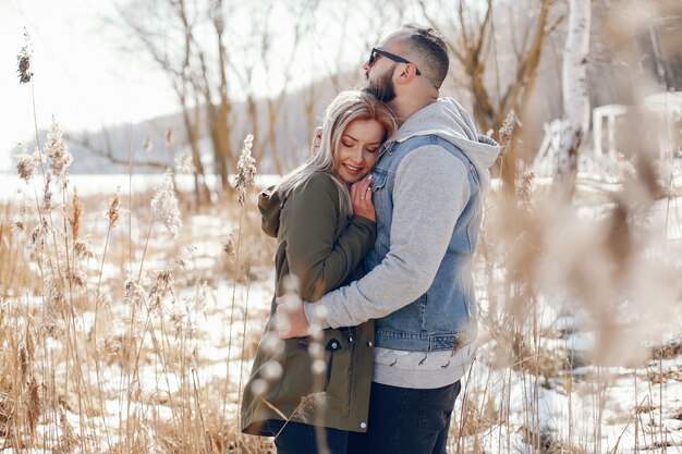 Pareja elegante en un parque de invierno