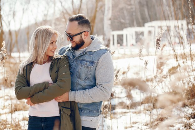 Pareja elegante en un parque de invierno