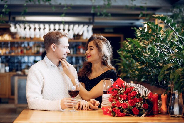 Pareja elegante pasar tiempo en un restaurante