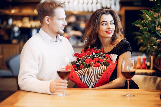 Pareja elegante pasar tiempo en un restaurante