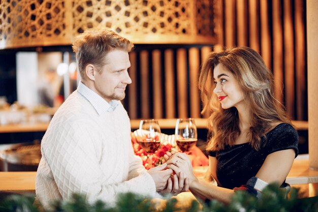 Pareja elegante pasar tiempo en un restaurante