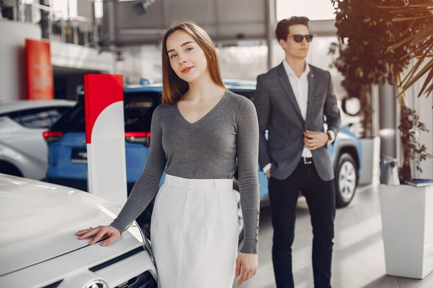 Pareja elegante en un salón de autos