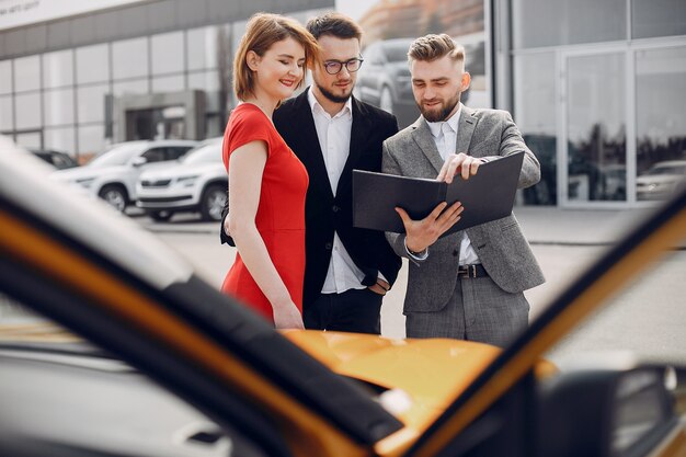 Pareja elegante en un salón de coche