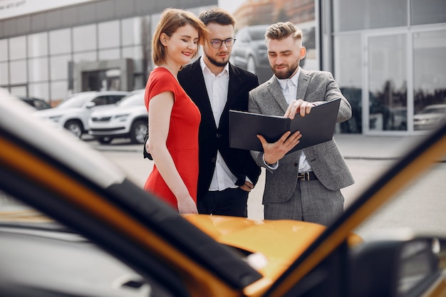 Pareja elegante en un salón de coche