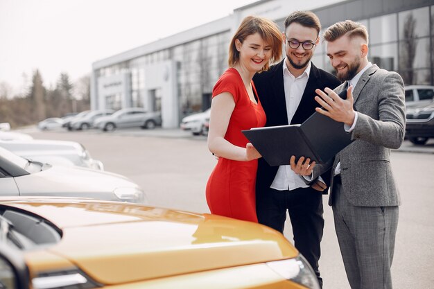 Pareja elegante en un salón de coche