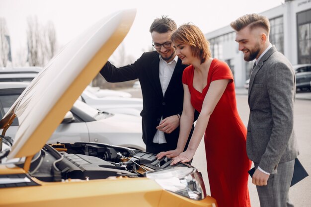 Pareja elegante en un salón de coche