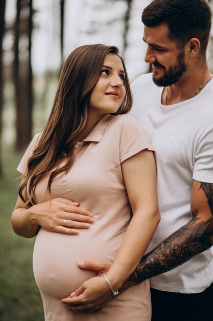 Pareja embarazada, esperando un bebé