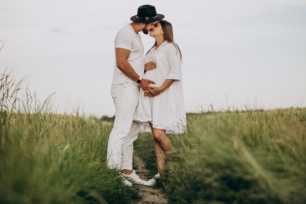 Pareja embarazada, esperando un bebé