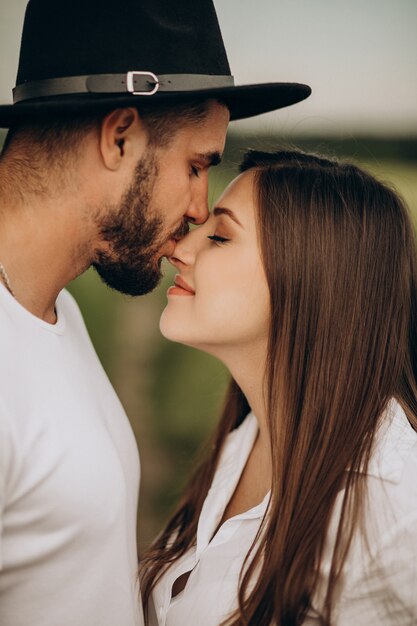 Pareja embarazada, esperando un bebé