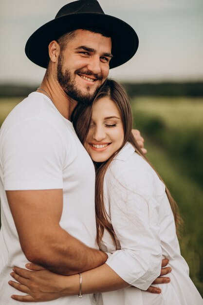 Pareja embarazada, esperando un bebé