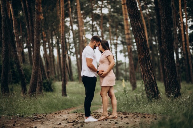 Pareja embarazada, esperando un bebé