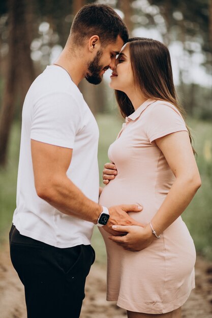 Pareja embarazada, esperando un bebé