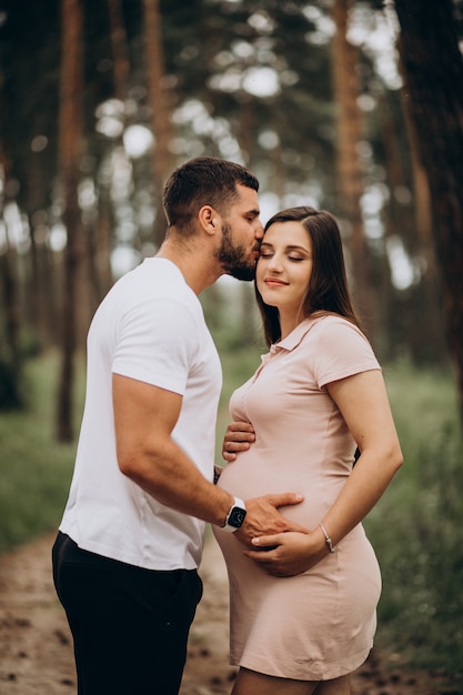 Foto gratuita pareja embarazada, esperando un bebé