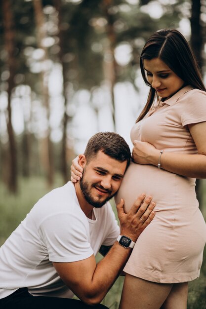 Pareja embarazada, esperando un bebé