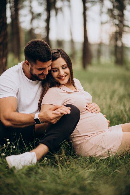 Pareja embarazada, esperando un bebé