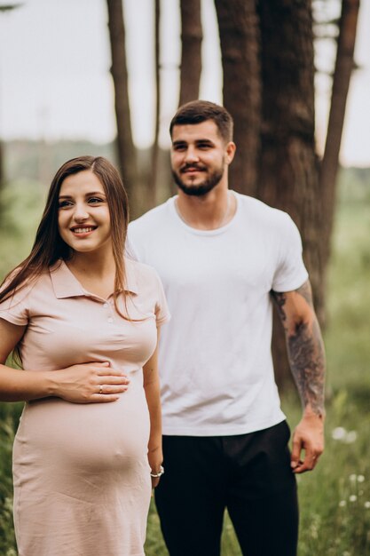 Pareja embarazada, esperando un bebé