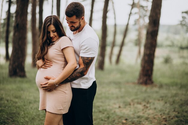 Pareja embarazada, esperando un bebé