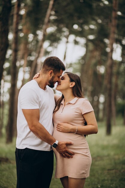 Pareja embarazada, esperando un bebé