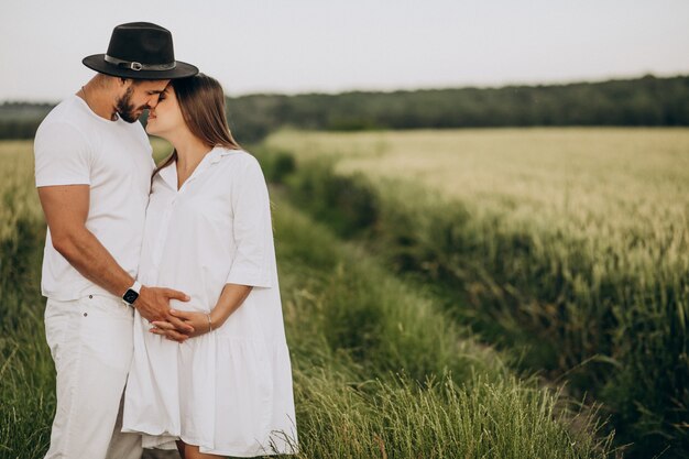 Pareja embarazada, esperando un bebé