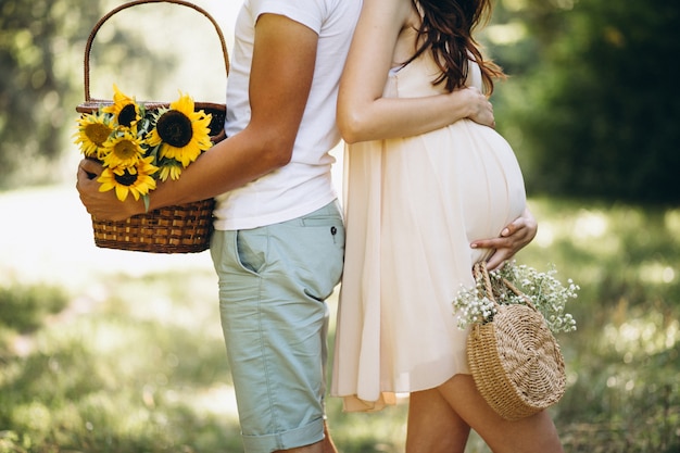 Pareja embarazada, con picnic en el parque