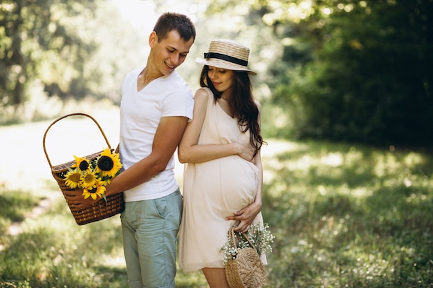 Pareja embarazada, con picnic en el parque