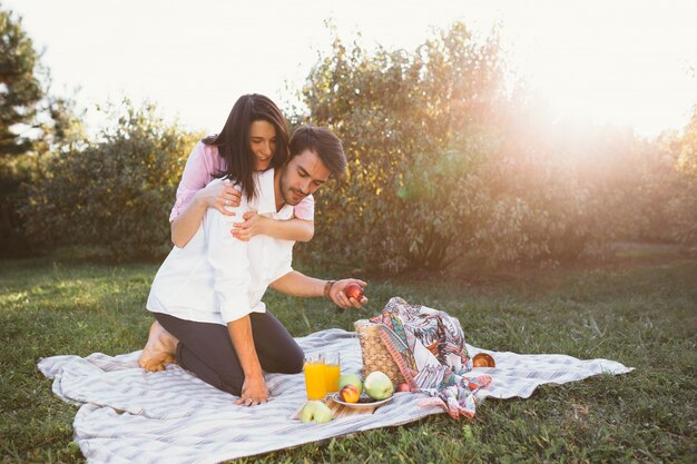 Pareja embarazada en picnic